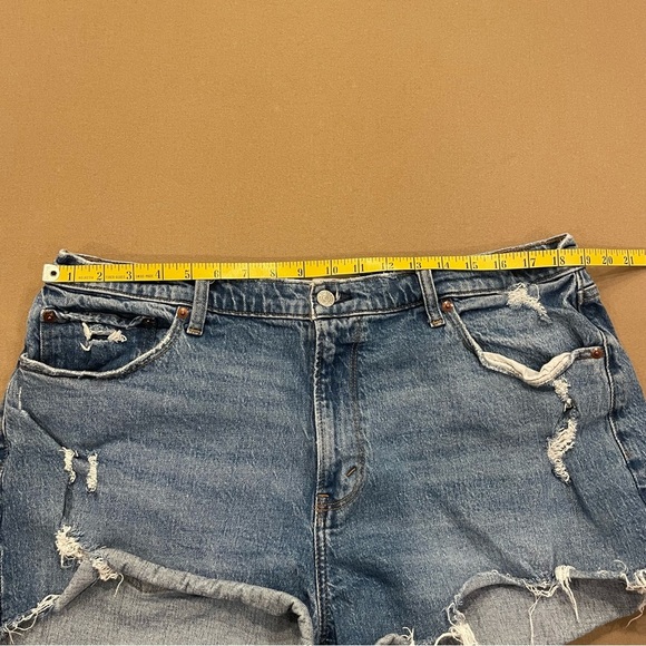 Abercrombie & Fitch Curve Love The Mom Short High Rise Distressed Size 34/18 - Picture 9 of 11